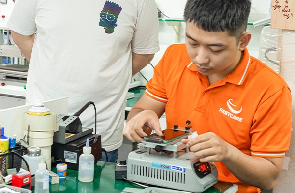 Lưu ý trước khi thay pin hoặc thay màn hình iPhone là gì? Địa chỉ sửa iPhone ở đâu uy tín? 1 luu y truoc khi thay pin hoac thay man hinh iphone congngheaz 2