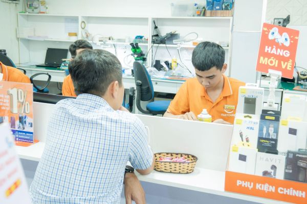 Lưu ý trước khi thay pin hoặc thay màn hình iPhone là gì? Địa chỉ sửa iPhone ở đâu uy tín? 2 luu y truoc khi thay pin hoac thay man hinh iphone congngheaz