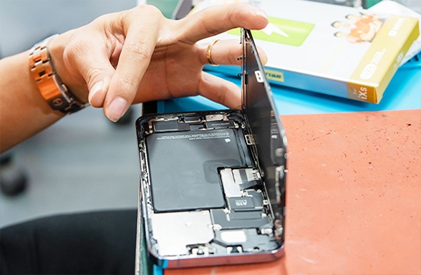 su khac biet giua cac dong pin iphone 13 pro congngheaz 2