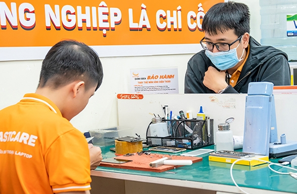 Thay màn hình iPhone 13 có gì khác so với các dòng khác 1 thay man hinh iphone 13 co gi khac so voi cac dong khac congngheaz 2